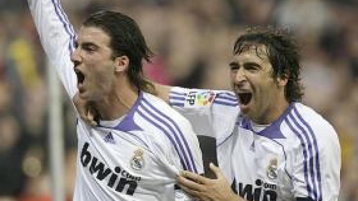 real madrid valencia 2 0 galacticii s au apropiat la un singur punct de barcelona video