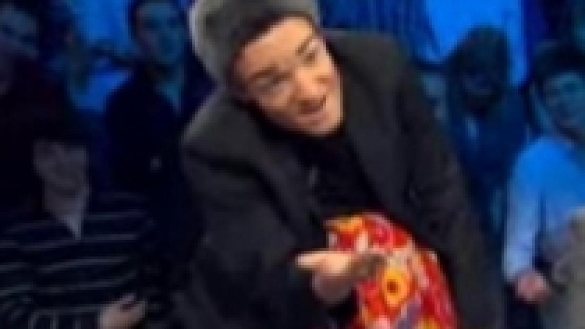 romanii ironizati intr o emisiune franceza un invitat imita cersetorii din hexagon video