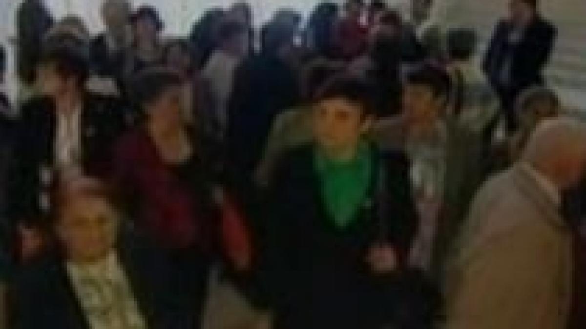 scandal pe holurile senatului zeci de pensionari nemultumiti ca nu au fost lasati sa intre in sala