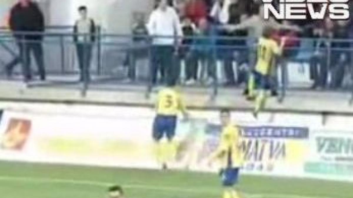 un jucator croat palmuit dupa ce a sarbatorit golul in dreptul galeriei adverse vezi alte bucurii