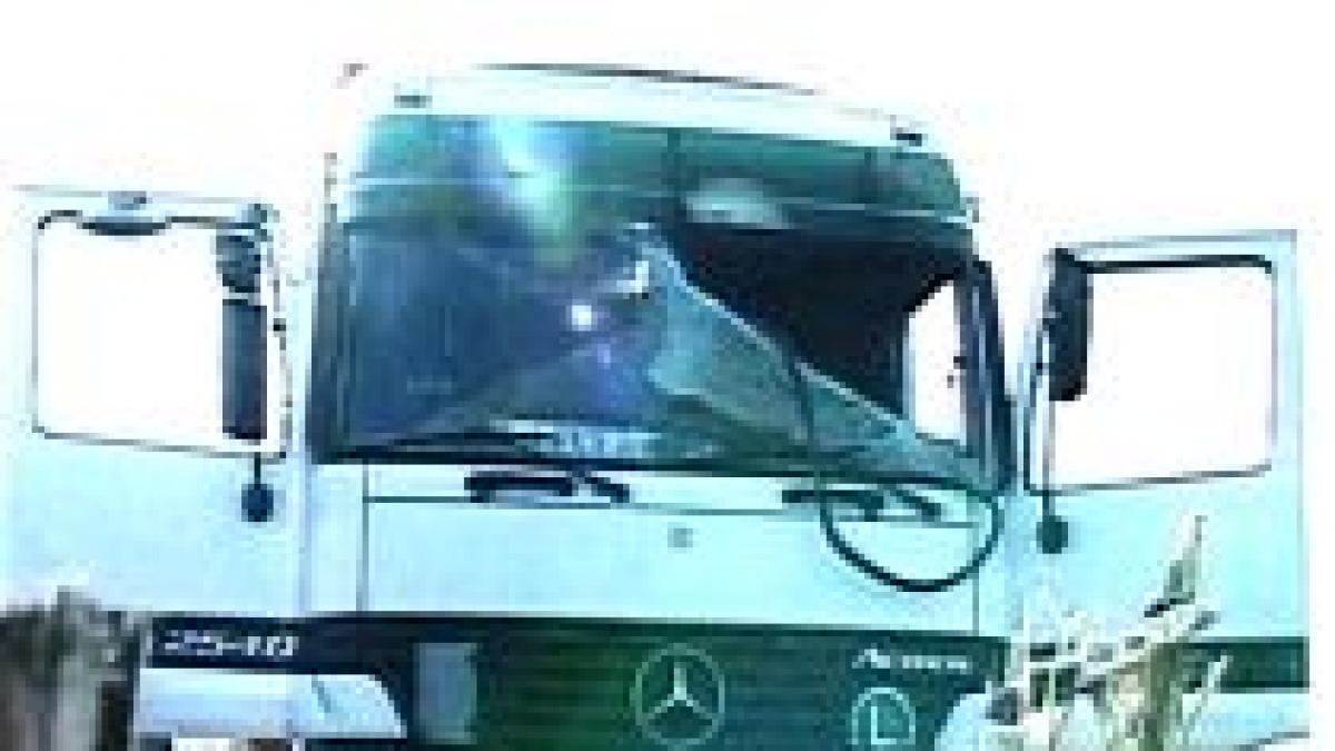 accident socant pe dn65 sofer decapitat de o bucata de placaj desprinsa dintr o remorca video