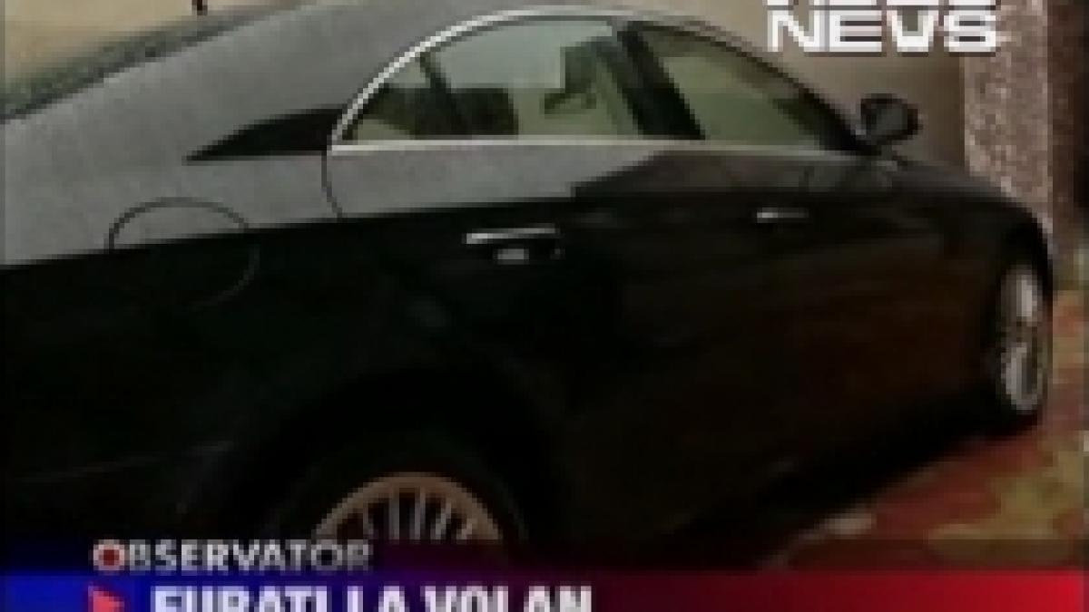 hoti inventivi fura masini in timpul drive testului cu proprietarul de fata video