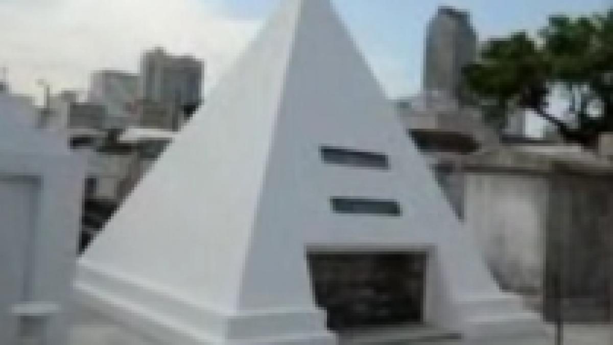 nicolas cage si a cumparat loc de veci in forma de piramida video