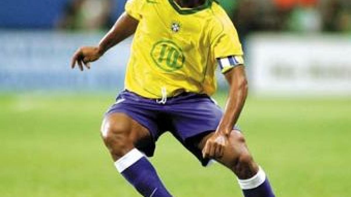 ronaldinho este sigur ca va juca la cm 2010 nu imi pot imagina altfel voi castiga trofeul