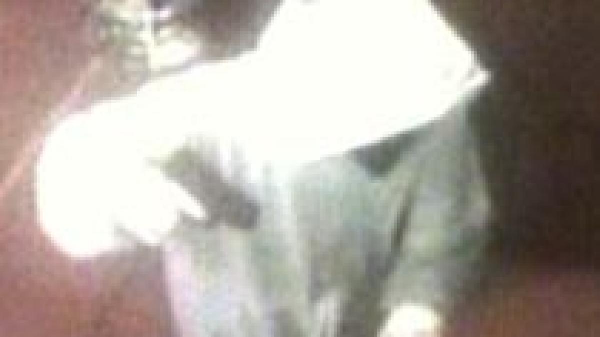 jaf violent la o sala de jocuri atacatorul o loveste pe angajata cu pistolul video