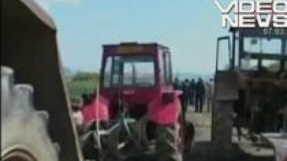 arad revolta cu tractoare pe un camp obtinut aparent ilegal de un afacerist spaniol video