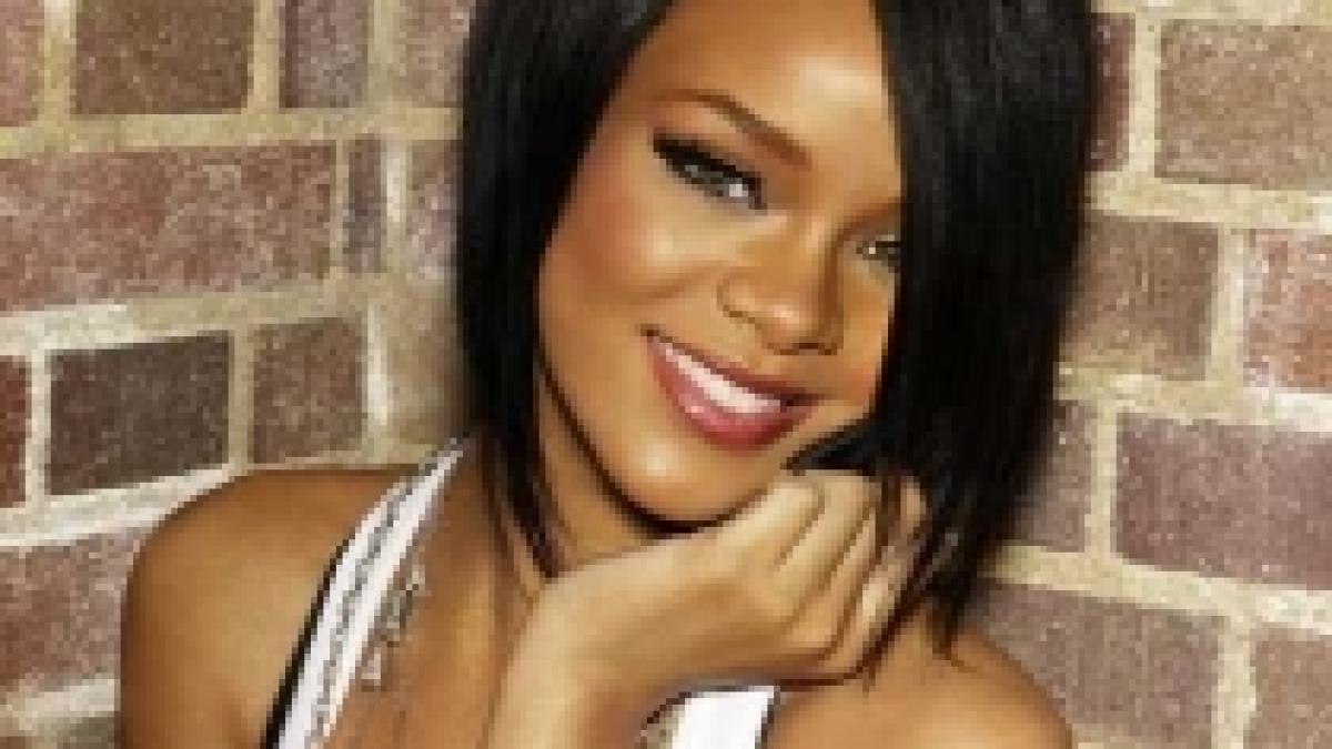 rihanna a cazut pe scena in timpul unui concert video