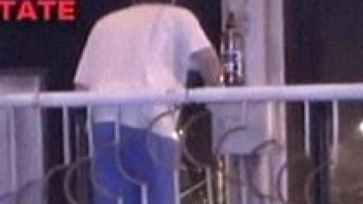 iasi un cersetor filmat in timp ce se arunca de pe un pod chiar sub ochii salvatorilor video