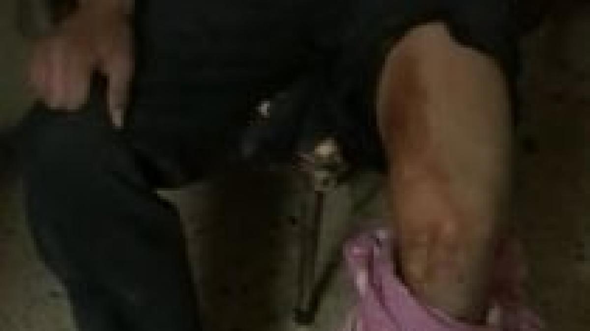 un constantean si a descarcat acidental arma in piciorul fiului sau video