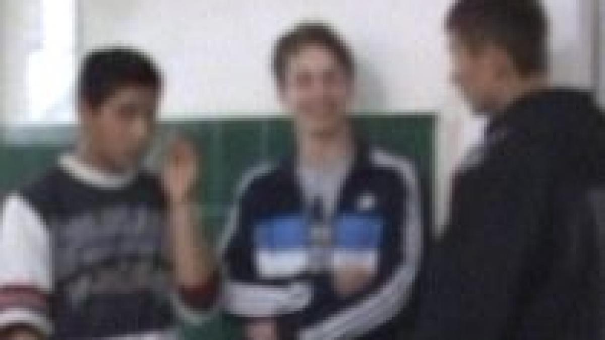 18 copii de la o scoala din sibiu intepati cu un ac de doi colegi