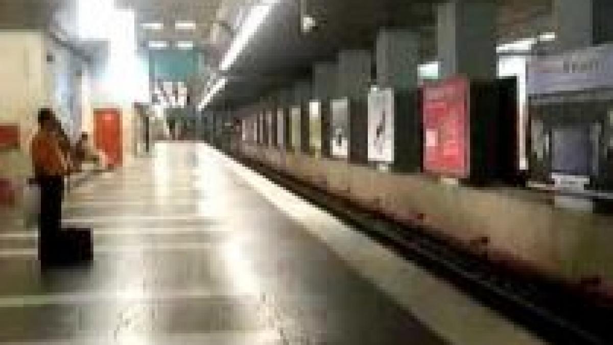 un barbat a murit dupa ce a cazut pe sina de metrou la piata romana