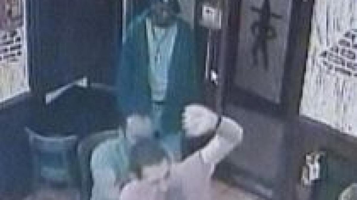 chelner snopit in bataie de clienti video