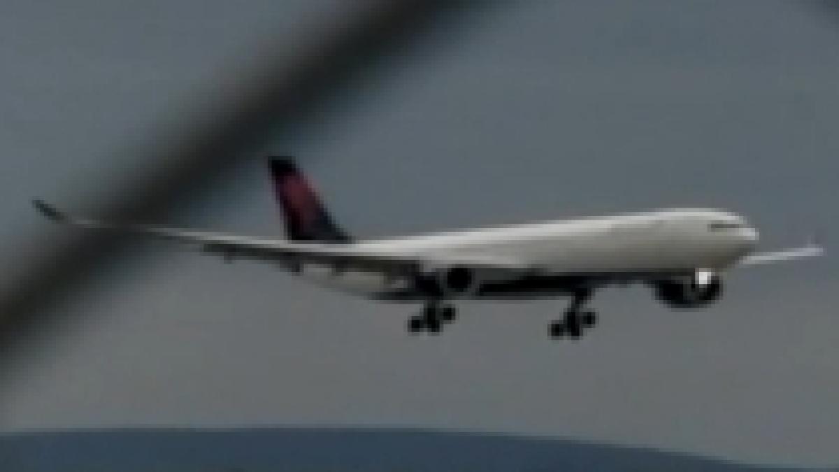 sua aterizare de urgenta a unui avion dupa ce un pasager a declarat ca are o bomba in bagaje video