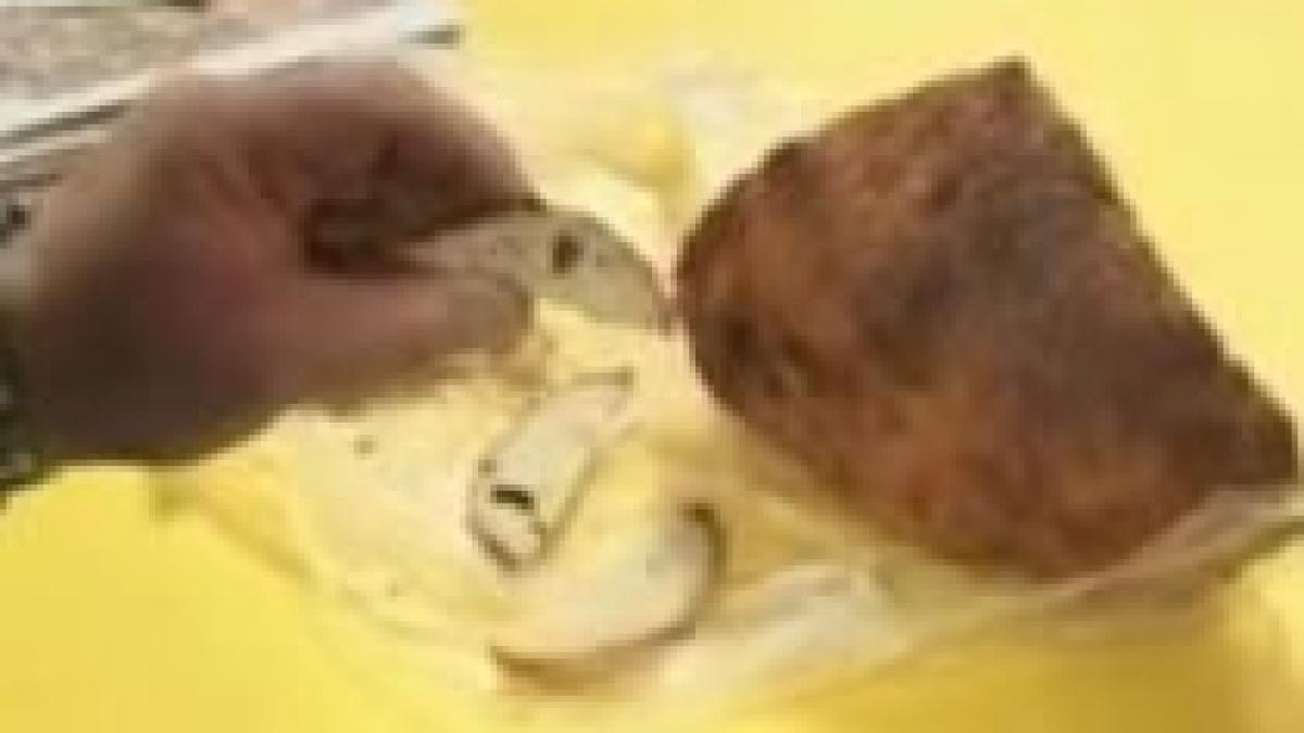 brasov o femeie a gasit excremente de soarece in painea pe care a cumparat o video