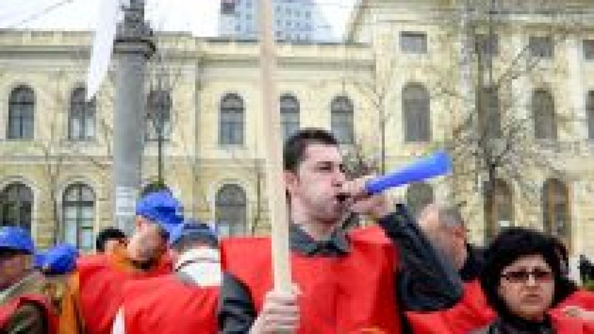 functionarii publici au iesit in strada pentru a si cere drepturile video