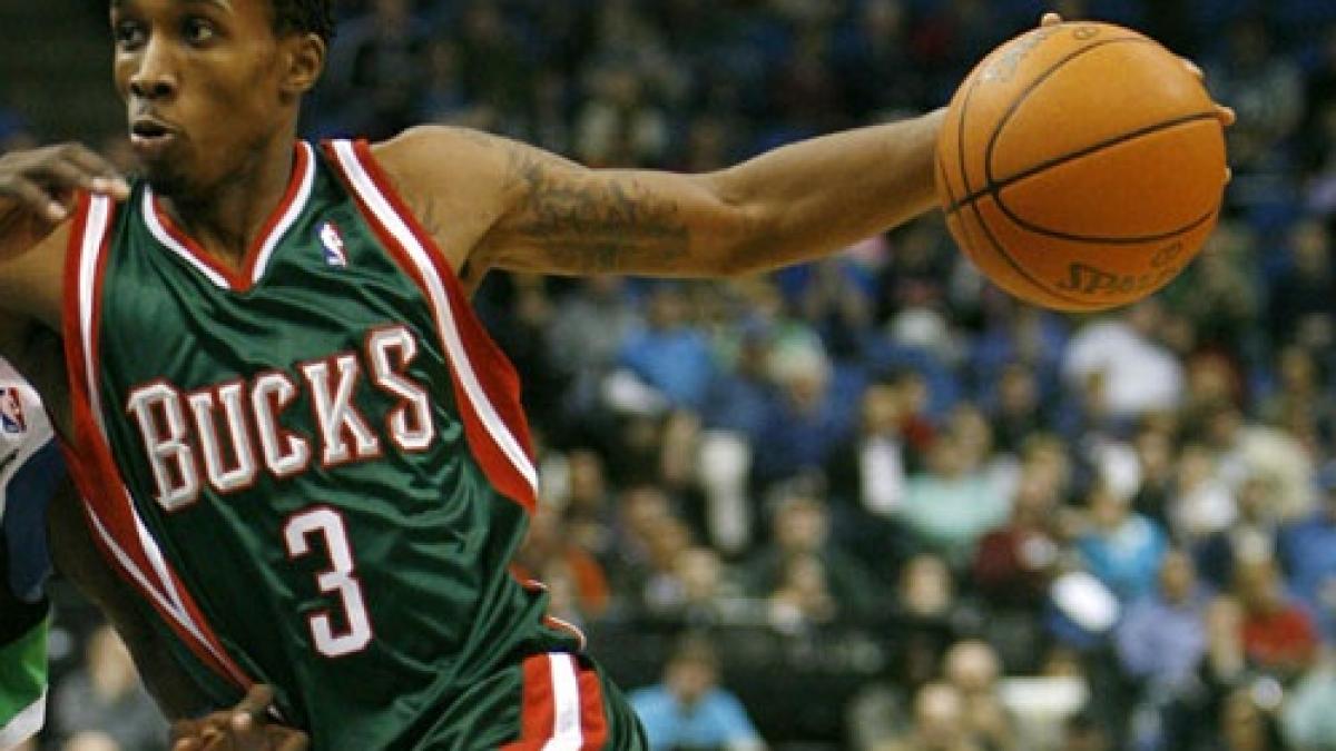 milwaukee castiga la atlanta 91 87 si este aproape de o calificare neasteptata video