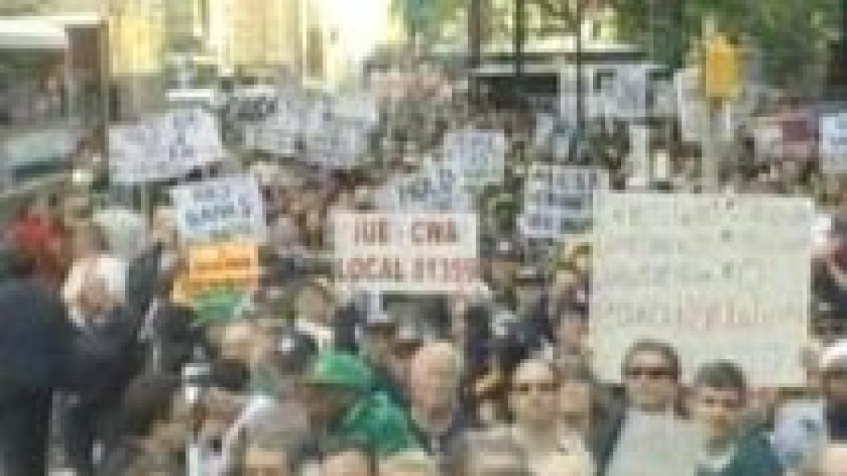 mii de muncitori au participat la un protest pe wall street video