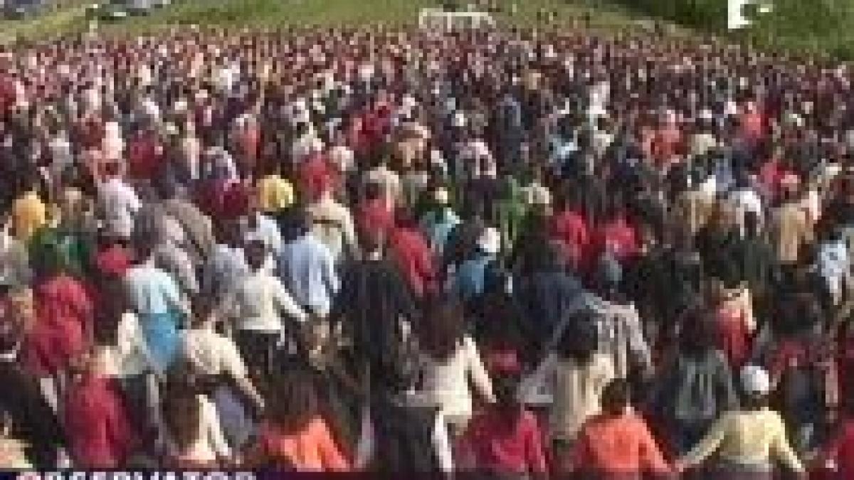 peste 5000 de yoghini adepti misa se aduna la baile herculane video