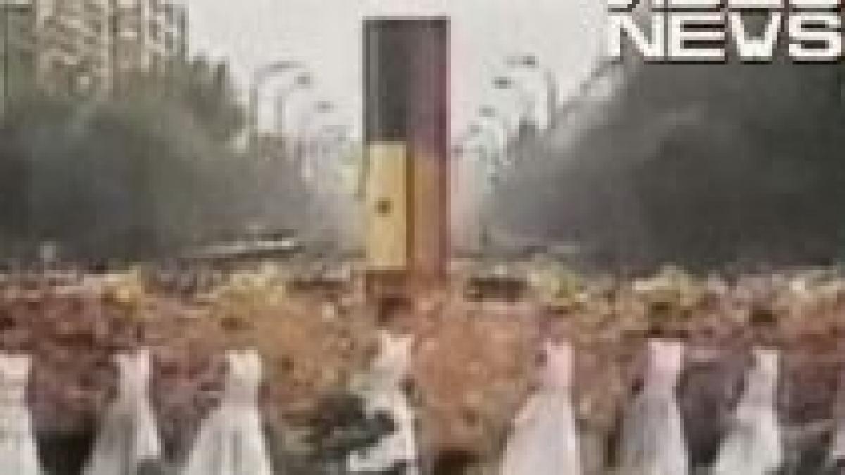 1 mai in epoca de aur manifestatii pe marile bulevarde si coloane de muncitori in tinute festive