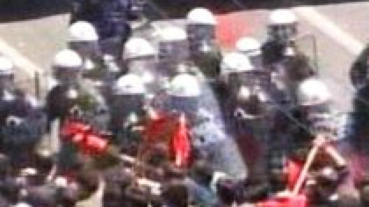 ciocniri violente la atena intre manifestanti si fortele de ordine mai multe persoane ranite video