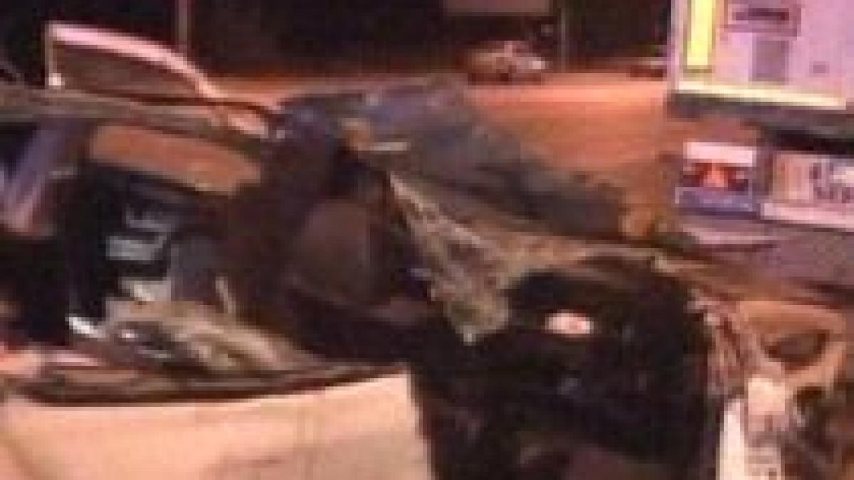 infotrafic o masina in care se aflau cinci tineri s a izbit de un tir parcat la marginea drumului