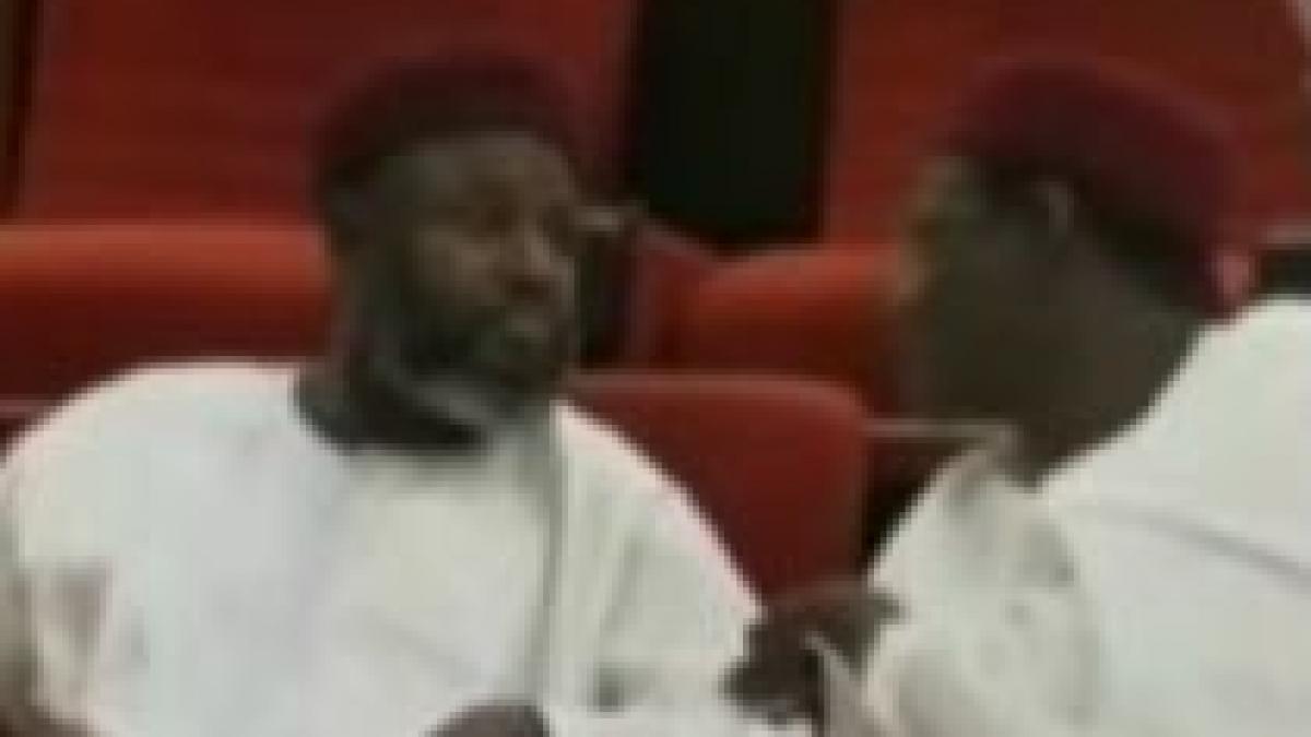un senator nigerian de 49 de ani si a luat sotie de 13 ani video