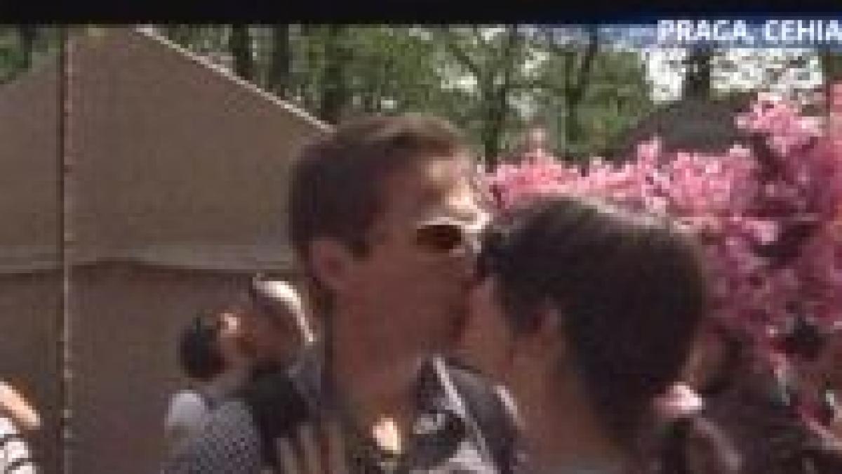 cehii au intrat in cartea recordurilor cu cei mai multi oameni care s au sarutat in acelasi loc