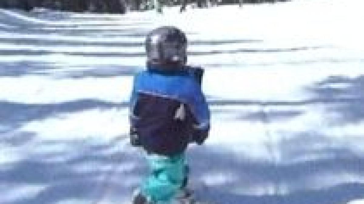 un copil de origine romana in varsta de patru ani este noua senzatie a snowboard ului din america