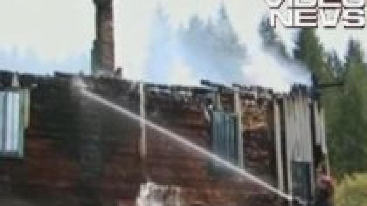 un piroman a dat foc bisericii sfintii apostoli petru si pavel din bicaz video