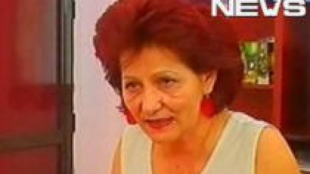 o eleva de 11 ani a fost legata de maini in clasa de diriginta ei video