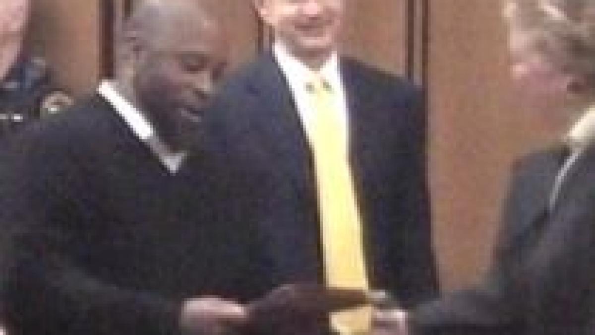 un american condamnat pe nedrept pentru viol eliberat dupa 30 de ani in urma testelor adn video