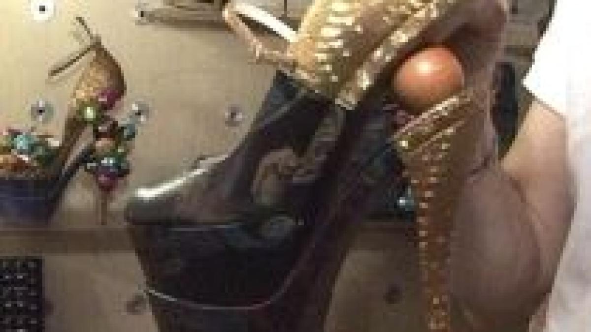 victoria beckham indemnata de jurnalistii englezi sa poarte pantofii lui mihai albu video