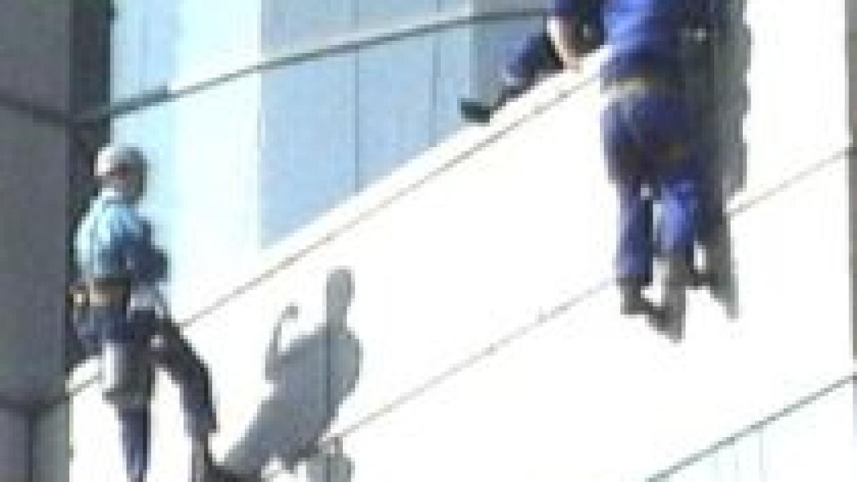 un alpinist utilitar a murit dupa ce a cazut de la 20 de metri inaltime video