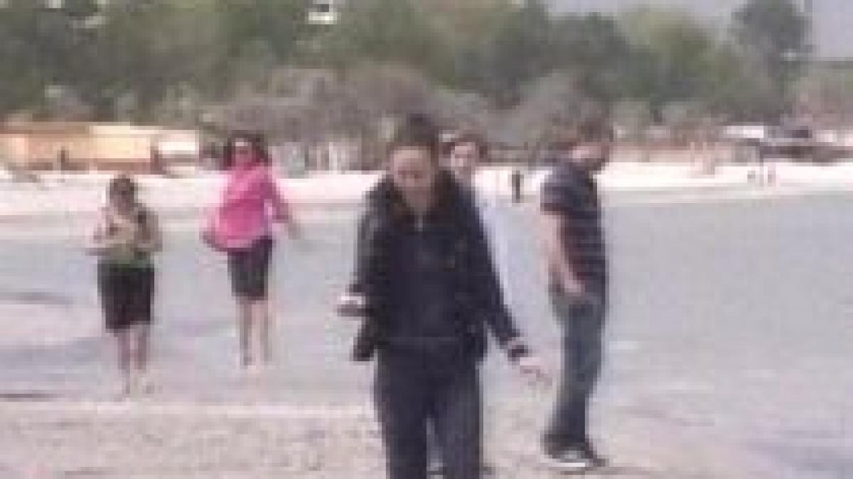 sute de turisti isi petrec vacanta la mare prin programul litoralul pentru toti video