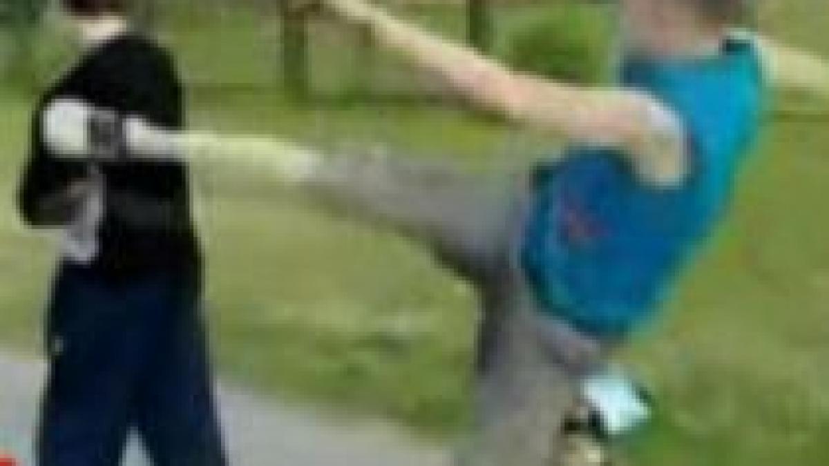 un rus beat incearca o lovitura periculoasa si se loveste singur video