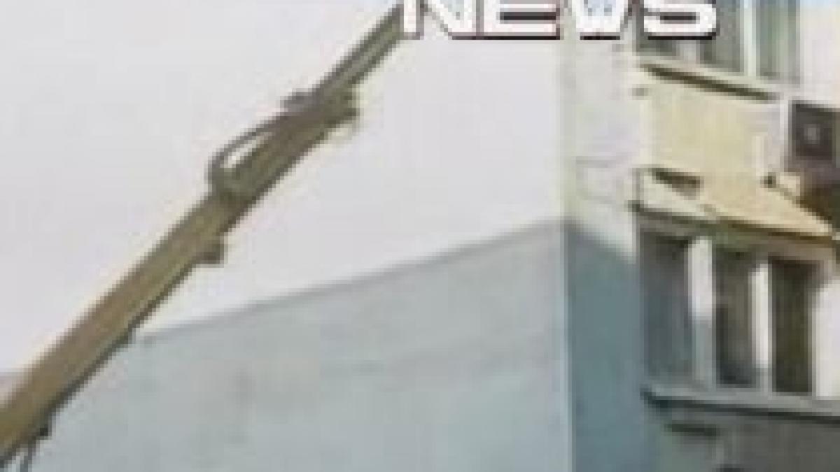 fatada unui bloc din berceni s a prabusit peste doua masini