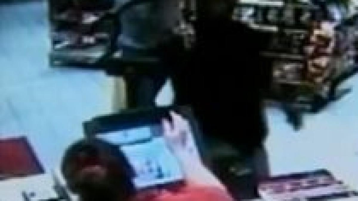 hot inarmat pus pe fuga de un client cu o sticla de bere video