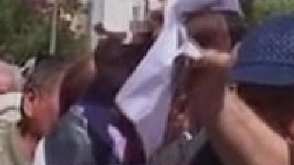 pensionarii au dat foc unor fotografii cu traian basescu la constanta video