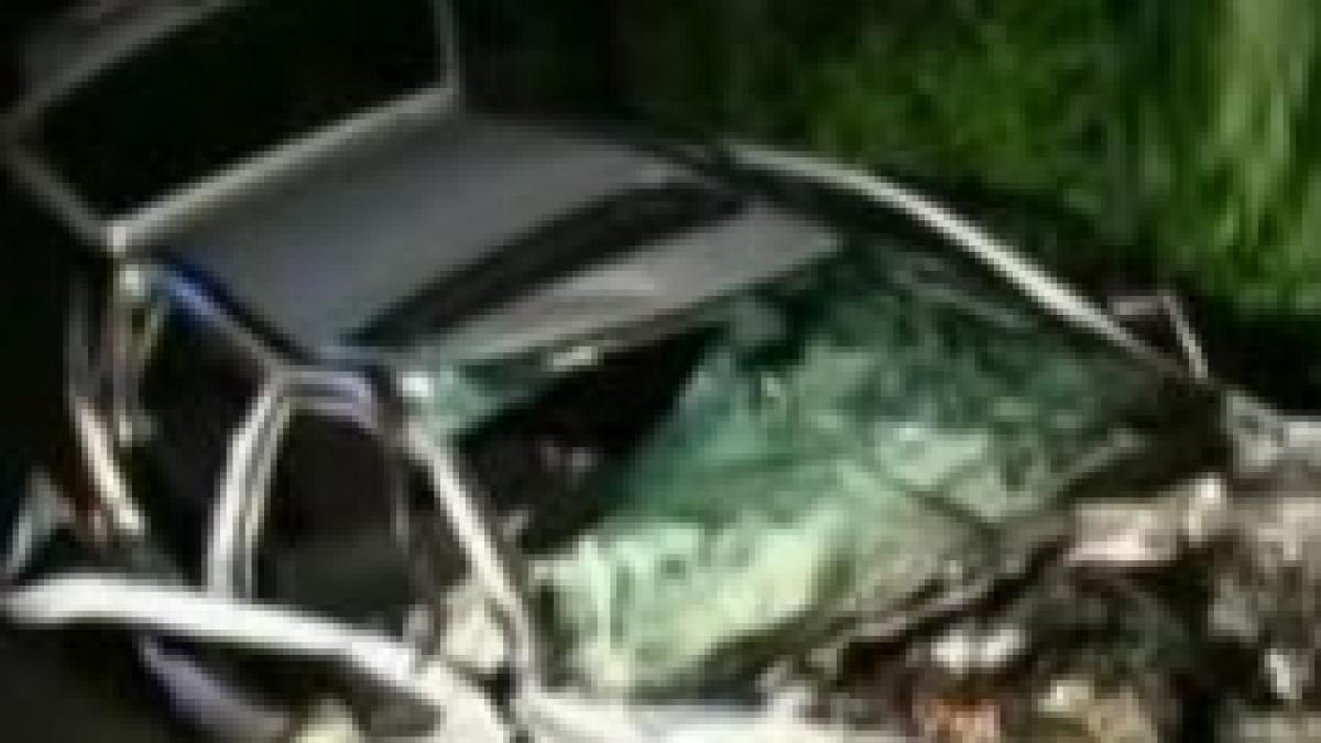 infotrafic trei tineri au murit dupa ce masina in care erau a intrat pe contrasens video