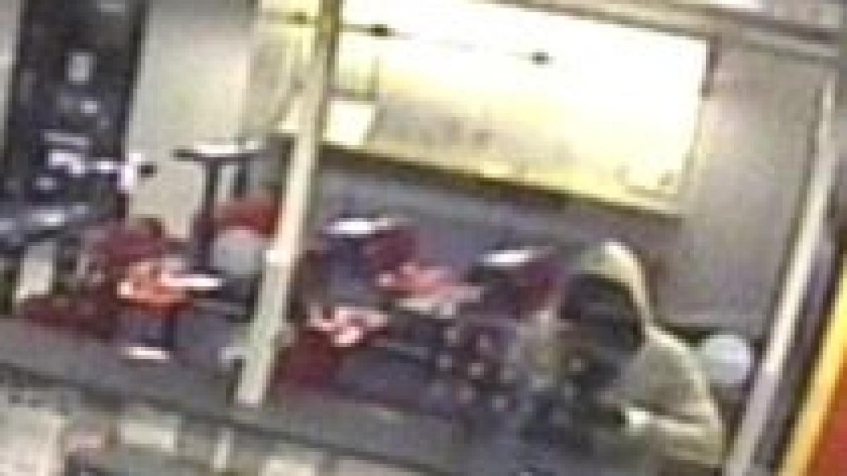 marea britanie un barbat inarmat care jefuia o casa de pariuri imobilizat de un client curajos video