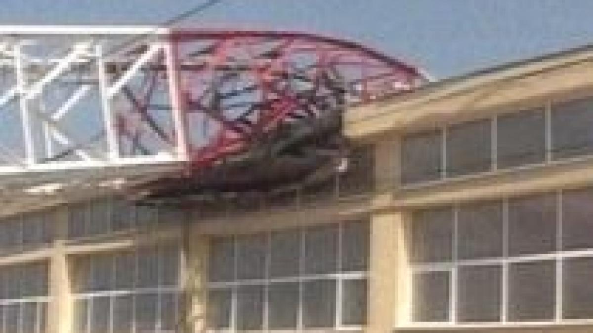 o macara s a prabusit peste un depou ratb din capitala video