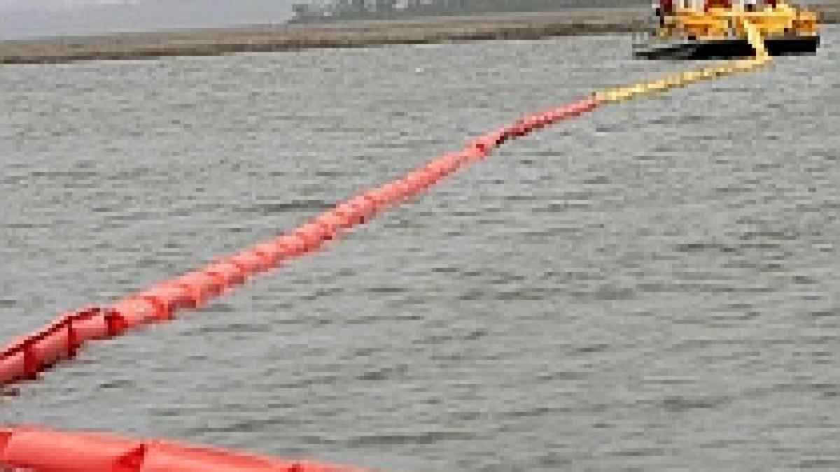 BP a reuşit să introducă un tub în conducta din care se scurge petrol în Golful Mexic