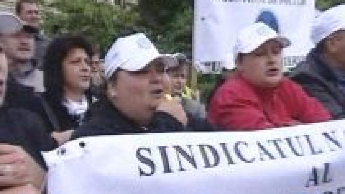 peste 200 de sindicalisti protesteaza in piata victoriei