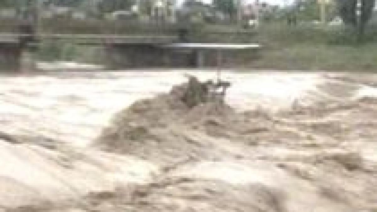 caras severin 50 de persoane evacuate din satul socol dupa ce raul nera a iesit din matca video