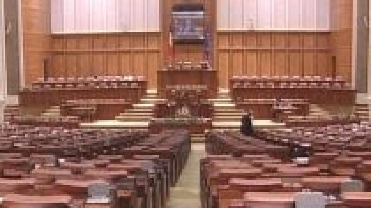 discurs cu sala goala doar doi deputati se aflau marti dimineata la parlament video