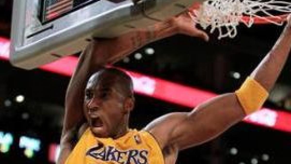lakers preia conducerea in finala vestului dupa 128 107 cu suns kobe autor a 40 de puncte
