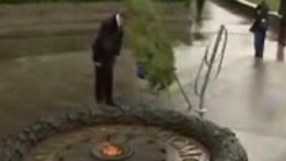 presedintele ucrainei doborat de o coroana de flori sub privirea lui medvedev video