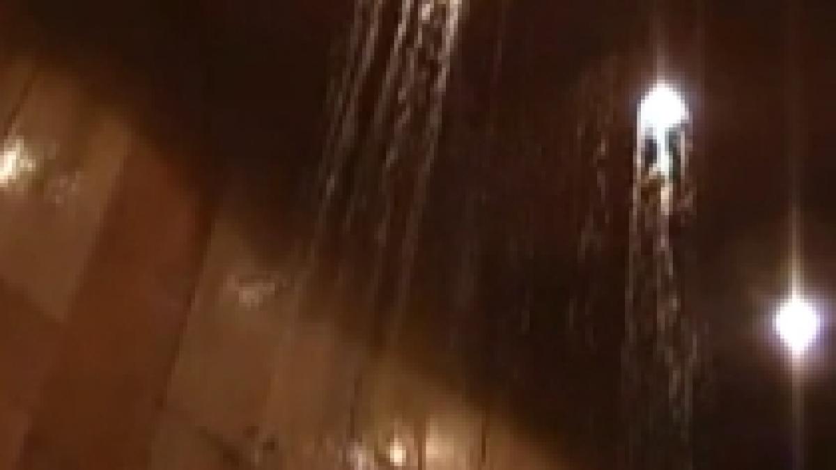 tavan picat si ploaie in sala la ceremonia de absolvire a facultatii de agronomie din timisoara