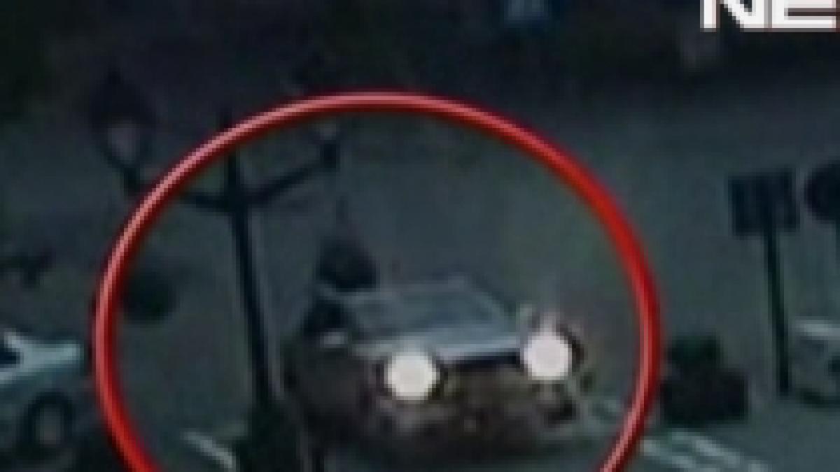 un sofer din bistrita s a trezit cu masina ridicata de un stalp telescopic video