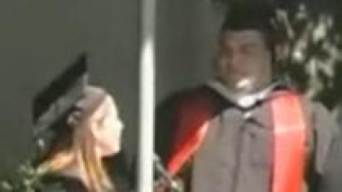 absolvire cu surprize sefa de promotie isi cere iubitul in casatorie pe scena video